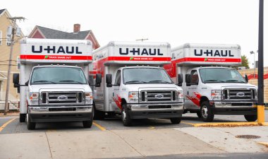 New York, ABD - 22 Mayıs, 2016: teslimat kamyonları sıraya park edildi. Yeni ev, New York.