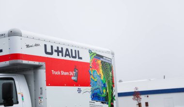 Birleşik Devletler caddesinde park etmiş bir kamyon.