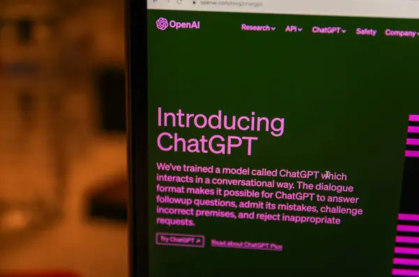 kiev, ukraine - Mart 19, 209: Bu fotoğraf İngiliz teknolojisinin resmi web sitesi bir akıllı telefondan sergileniyor.