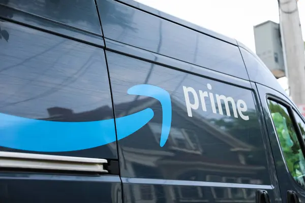 Amazon Amazon teslimat servisinden Amazon logosu görüldü. Amazon hizmet şirketi..