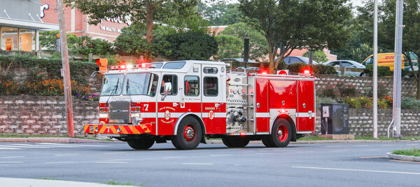 пожарная машина припаркована в городе