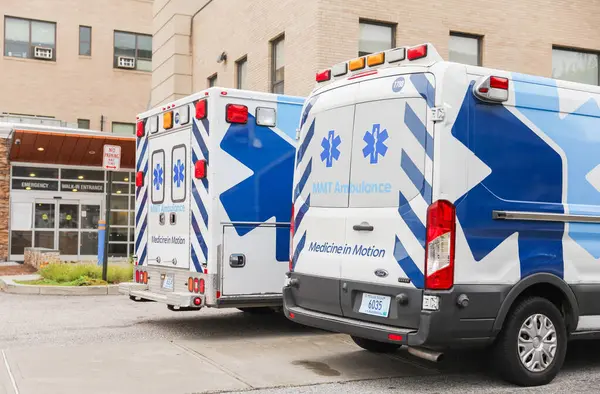 Sokakta ambulans var.