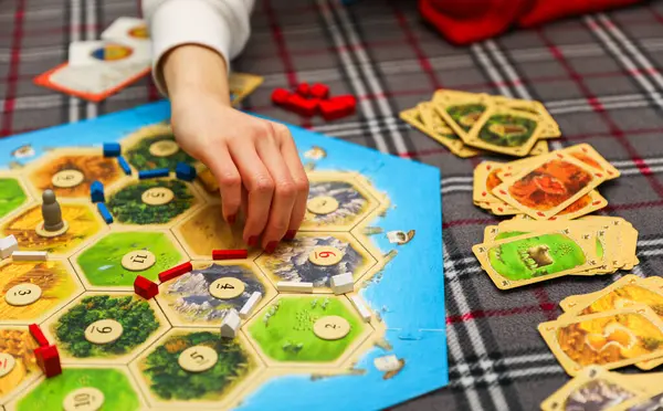 satrançla oyun oynayan adam.