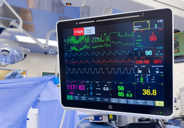 Hastanın arka planında dijital tablet monitörü