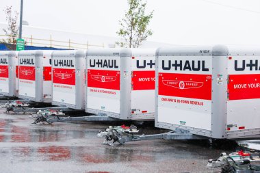 Teslimat için kamyonlar depoda.