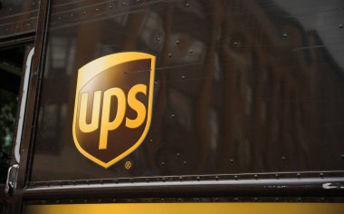 Bir posta şirketinin duvarında logo var.