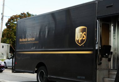 Teslimat kamyonu ve beyaz bayrak