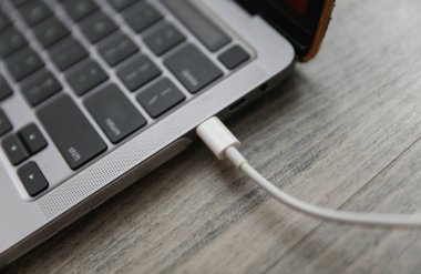 laptop ve şarj kablosu