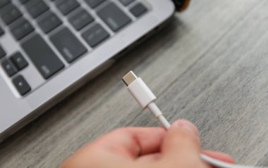 Adam usb kablosu kullanıyor