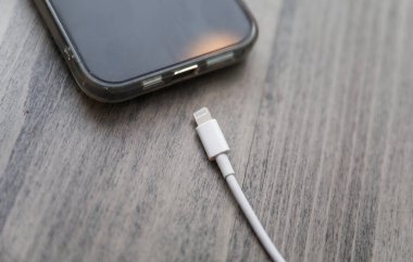 Akıllı telefonunda şarj aleti olan akıllı bir cep telefonu..