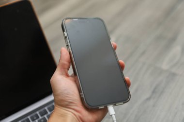 Kapat - akıllı telefonu tutan adamın elini tut