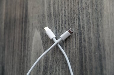 Tahta masadaki USB kablosunu kapat.