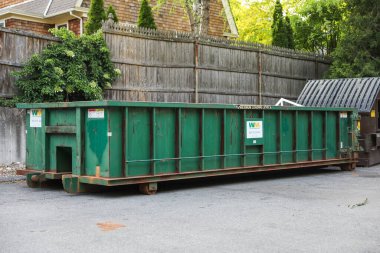 Çöp konteynırlarıyla dolu bir çöp kutusu.