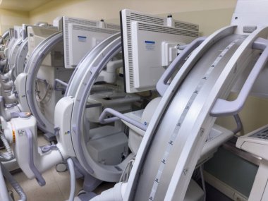 Tıbbi bir klinikte modern tıbbi cihazlar.