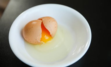 Beyaz tabakta kızarmış yumurta.