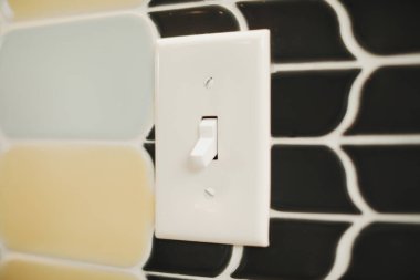 Siyah beyaz duvarlı beyaz elektrik düğmesi