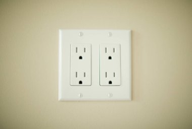 Beyaz duvarda elektrik prizi