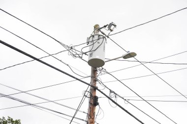 Mavi gökyüzünde elektrik kulesi ve kablolar