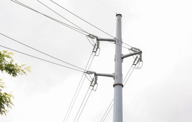 Mavi arkaplanlı yüksek voltaj güç hattı