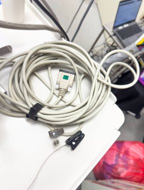 Odadaki elektrik kablosu