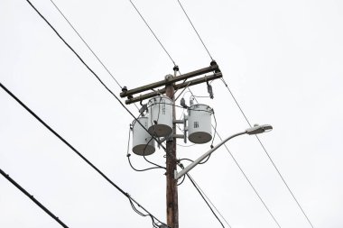 Elektrik kablolu elektrik direği