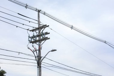 Mavi gökyüzü ile yüksek voltaj direği