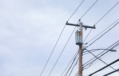 Gökyüzü arka planında yüksek voltajlı elektrik hatları