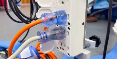 Elektrikli araba serviste. Araba yerde yatıyor..