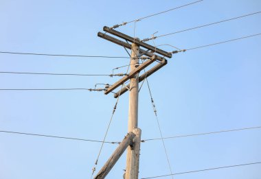 Kablolu elektrik direği