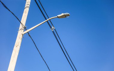 elektrik lambası ve mavi gökyüzü