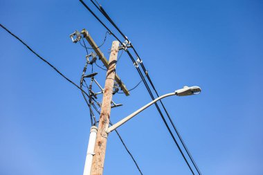 Mavi gökyüzü arka planında elektrik direği. elektrik direği.