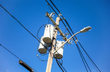 Elektrik direkleri ve bulutlu mavi gökyüzü