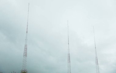 mavi gökyüzü ile yüksek voltaj kulesi