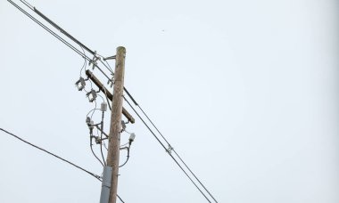 Mavi gökyüzünün arka planında elektrik direği