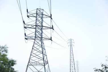 Gökyüzünde yüksek voltajlı elektrik hatları