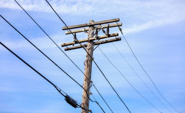 Gökyüzünde bulutlu elektrik direği