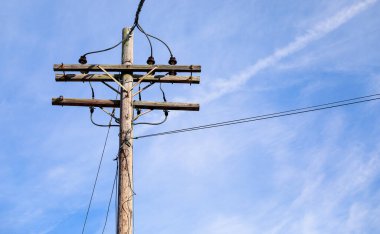 elektrik hatları ve direkler