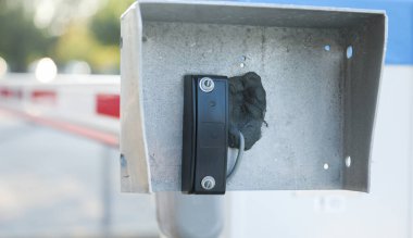 Siyah metal bir sapta beyaz bir düğme tutan bir elin yakınına.