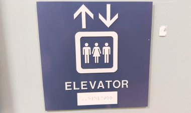 Bir otelin duvarında asansör tabelası.