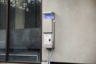 Halka açık otoparkta elektrikli araba şarj oluyor.
