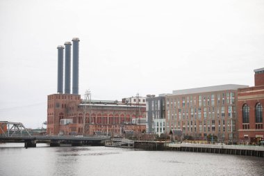 Boston, ABD - Ocak 2017 - Boston Belediye Binası ve arka plandaki eski köprü