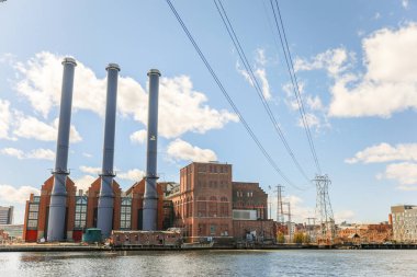 Sanayi enerji santrali ve mavi gökyüzü