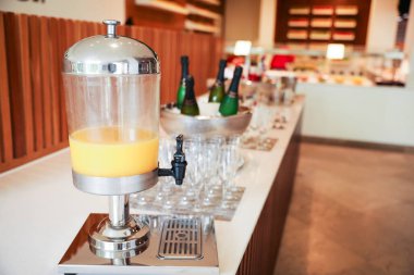 portakal ve portakal suyu masada.