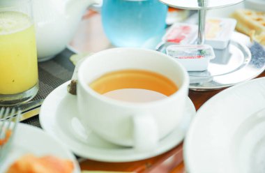 Sabah ışığında kahve fincanı ve kahvaltı, otel ve tatil köyü konsepti.