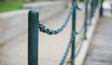 Parktaki köprüde zincir