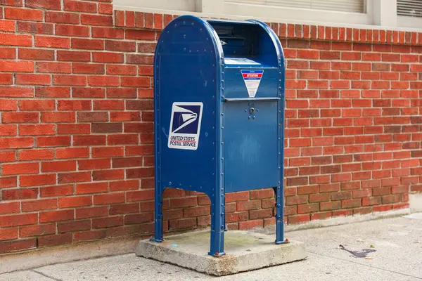 Şehirdeki bir posta kutusunda.