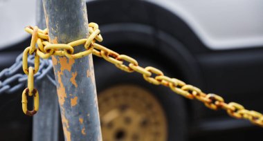 Parktaki paslı zincir