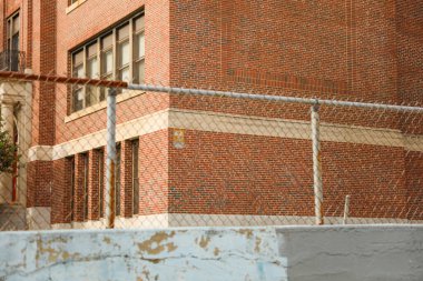 Binadaki tuğla duvar.