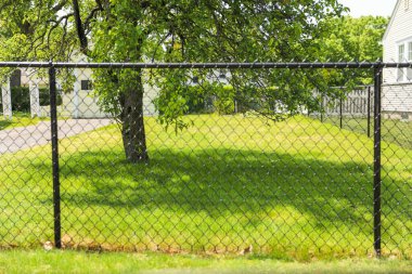 Güneşli bir yaz gününde parkta çit.