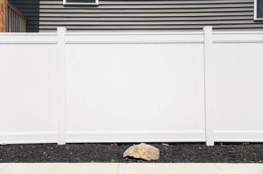 Siyah metal panelli modern beyaz metal kapı.